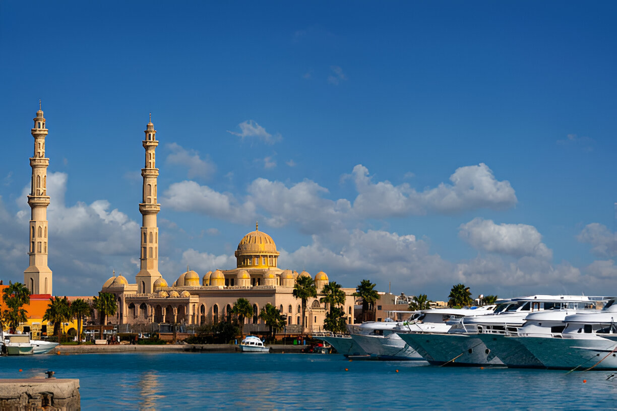 mosque-and-harbor-in-hurghada-egypt-gm1127366005-297107461